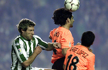 El valencianista Ayala impide de cabeza un remate del bético Martín Palermo.