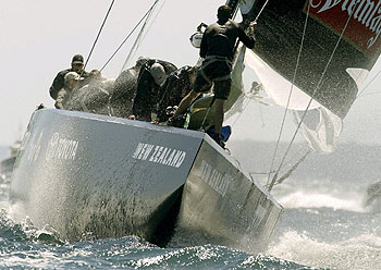 El anterior  New Zealand,  derrotado por el suizo  Alinghi  en la última edición de la regata.