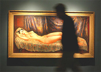  Desnudo de Arletty,  de 1933, óleo sobre tela del artista polaco afincado en París Moïse Kjisling exhibido en la exposición  París, 1900-1930. 