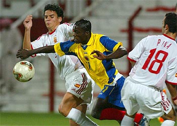 El colombiano Perea se lleva el balón entre los españoles Peña y Pina.