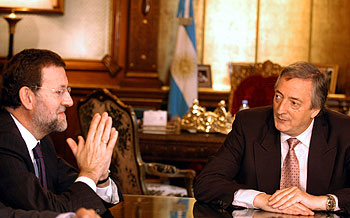Mariano Rajoy y el presidente de Argentina, Néstor Kirchner, durante la entrevista que mantuvieron ayer.