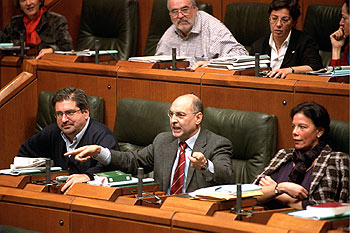 Rodolfo Ares gesticula desde su escaño durante su enfrentamiento con Atutxa.