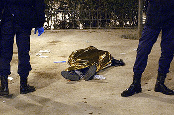 Dos agentes custodian el  cadáver de un hombre asesinado este año en Madrid, en la plaza del Dos de Mayo.