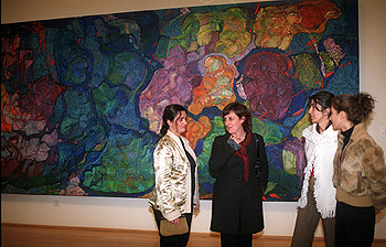 Las restauradoras del Museo de Bellas Artes de Bilbao, ayer, ante la obra  Gran jardín , del artista donostiarra Rafael Ruiz Balerdi.