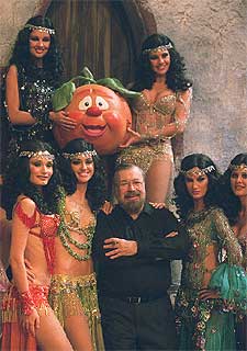 Chicho Ibáñez Serrador con las azafatas del programa  Un dos tres... ¡A leer esta vez!,   durante el rodaje. 