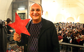 El escritor Biel Mesquida, con una estrella roja para celebrar el triunfo del pacto de izquierdas, ayer en la librería La Central del Raval.