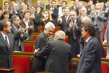 Pasqual Maragall recibe la felicitación de Jordi Pujol tras su investidura en presencia de Artur Mas y Josep Lluís Carod.