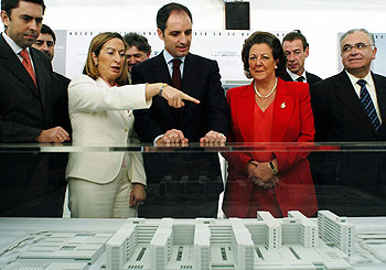 La ministra de Sanidad, Ana Pastor, ante la maqueta del hospital de La Fe, en Valencia.