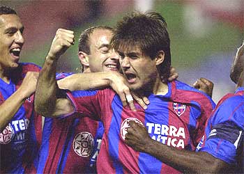 Aganzo, rodeado de sus compañeros, celebra uno de sus goles.