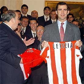 Una sorpresa rojiblanca para don Felipe