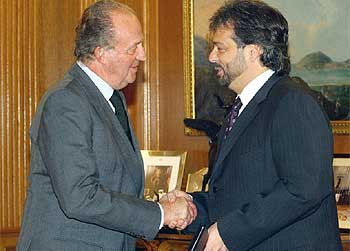 El rey Juan Carlos y Ernest Benach, ayer en el palacio de la Zarzuela.