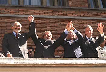 De izquierda a derecha, el presidente de Bolivia, Carlos Mesa; de Brasil, Lula da Silva; el alcalde de Montevideo, Mariano Arana, y el presidente argentino, Néstor Kirchner.
