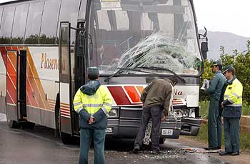 SEIS HERIDOS LEVES AL CHOCAR UN AUTOBÚS ESCOLAR.