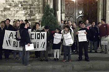 Inmigrantes ecuatorianos reclaman "papeles para trabajar"