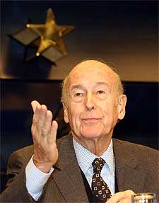 Giscard d'Estaing conversa con los periodistas ayer en Bruselas.