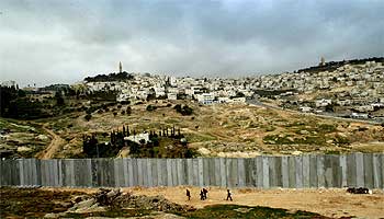 Vista general de las afueras de Jerusalén, con el muro divisorio que construye el Gobierno israelí en primer plano.