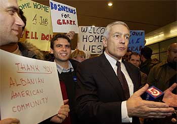 El general Wesley Clark, a su llegada a Boston (EE UU) tras testificar en La Haya contra Milosevic.