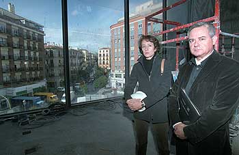 Ángeles García de Paredes e Ignacio García Pedrosa, en el teatro Olimpia de Madrid, uno de sus proyectos.rnrnIzquierda, Museo Arqueólogico de Almería y, derecha, Palacio de Congresos de Peñíscola.