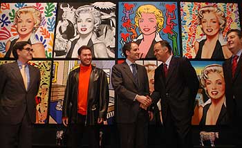 Barañano, De Felipe, Camps, González Pons y Ferrer, ayer en el Muvim, frente a la serie  marilyn  adquirida por el IVAM.