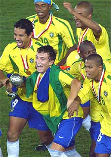 Los futbolistas brasileños, con Dudu, Dagoberto y Jardel al frente, corren, alborozados, con el trofeo.