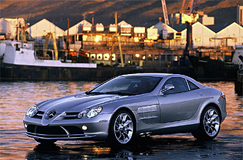 La línea en flecha define la imagen del SLR. El frontal, muy largo, contrasta con las medidas recortadas del habitáculo y la zaga, y crean una imagen atlética, elegante y poderosa.