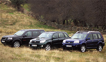 Tres todoterrenos ligeros que cumplen en ciudad, campo y carretera. De izquierda a derecha: imagen recia y elegante en el Freelander, línea deportiva en el RAV4 y aspecto moderno en el X-Trail.