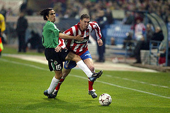 Benayoun intenta frenar la progresión de Nano en la banda izquierda del Atlético.