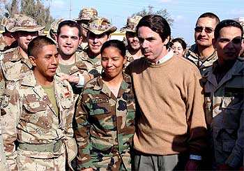 José María Aznar posa con soldados españoles y hondureños que integran la Brigada Plus Ultra II en Diwaniya.