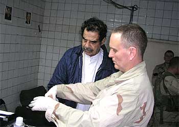 EL FBI ESCANEA LAS HUELLAS DIGITALES DE SADAM.