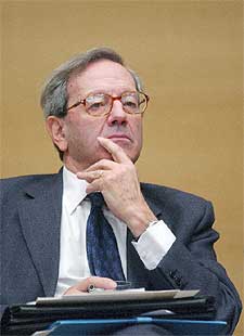 Bernard Stasi, presidente de la comisión francesa sobre laicismo.