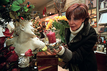 Concha Velasco, en una tienda de regalos.