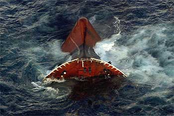 El petrolero  Prestige  cuando se hundía a 230 kilómetros de las costas gallegas.