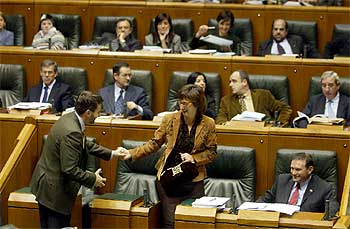 Josu Jon Imaz saluda a la  vicelehendakari,  Idoia Zenarruzabeitia, ante Ibarretxe y varios parlamentarios.