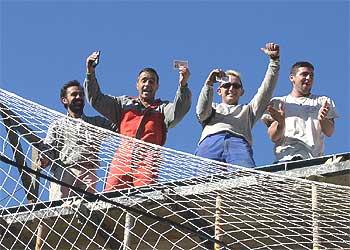 Trabajadores de una obra en Santa Pola tras conocer que habían ganado parte del segundo premio.
