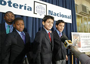 Los niños que cantaron el  gordo , el colombiano Jorge Iván García (segundo por la derecha) y el argelino Karim Chergüi, a la derecha.