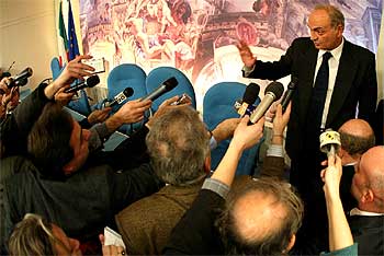 El ministro italiano de Industria, Antonio Marzano, en la rueda de prensa posterior al Consejo de Ministros.