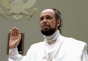 El periodista francés Claude Vorilhon, alias  Rael,  fundador de la Iglesia de los raelianos.