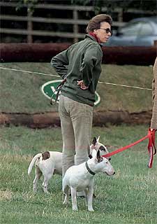 La princesa Ana de Inglaterra, con sus dos bull terrier, uno de los cuales atacó y causó graves heridas a uno de los perros de la reina.