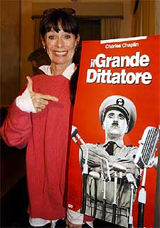 Geraldine Chaplin posa ante el cartel de la película de su padre  El gran dictador .
