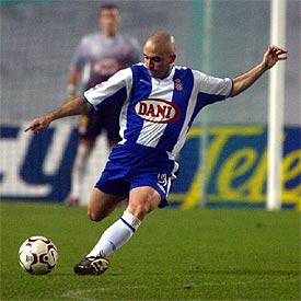 Iván de la Peña  arma  su pierna para lanzar un disparo.