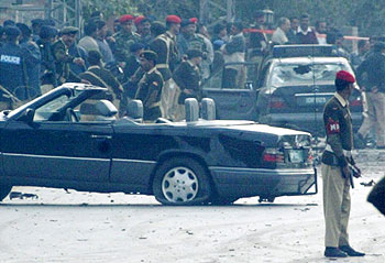 Soldados paquistaníes vigilan el coche del presidente Musharraf tras el intento de asesinato en Rawalpindi.