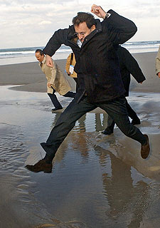 Rajoy salta sobre un charco en la playa de Salseiras, en Caión.