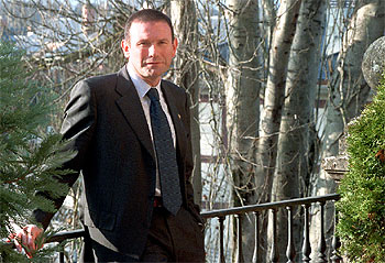 El   lehendakari   Juan José Ibarretxe, en los jardines del palacio de Ajuria Enea.