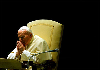 Juan Pablo II reza durante una audiencia general en el Vaticano el pasado enero.