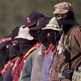 El subcomandante Marcos (a la derecha) y otros dirigentes zapatistas, en 2001.