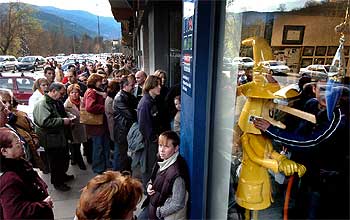 Las colas ante la administración de lotería de La Bruixa d'Or en Sort han superado los 200 metros este fin de semana.