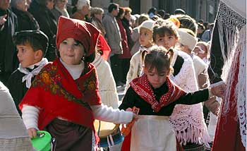Unos niños, durante el tradicional desfile de  Les Pastoretes,  ayer por la mañana en Alcoi.