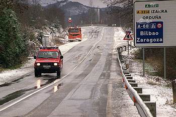 Un camión quitanieves y otro vehículo en el puerto de Altube, en Álava.
