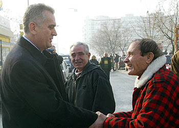 El candidato ultranacionalista Tomislav Nikolic, a la izquierda, saluda a uno de sus seguidores en Belgrado.