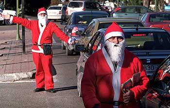 PAPA NOEL VENDE PAÑUELOS.